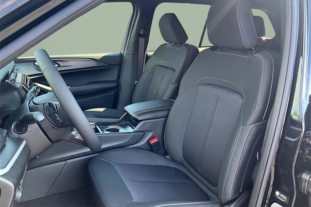 2025 Jeep Grand Cherokee Base