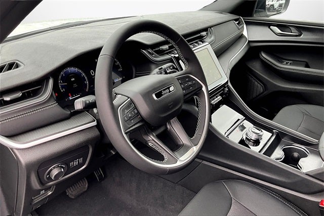 2025 Jeep Grand Cherokee Base