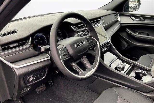 2025 Jeep Grand Cherokee Base