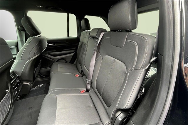 2025 Jeep Grand Cherokee Base