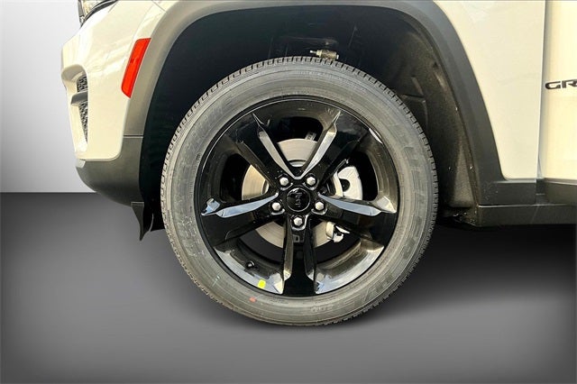 2025 Jeep Grand Cherokee Base