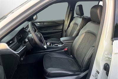 2025 Jeep Grand Cherokee Base