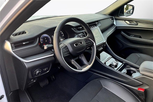 2025 Jeep Grand Cherokee Base